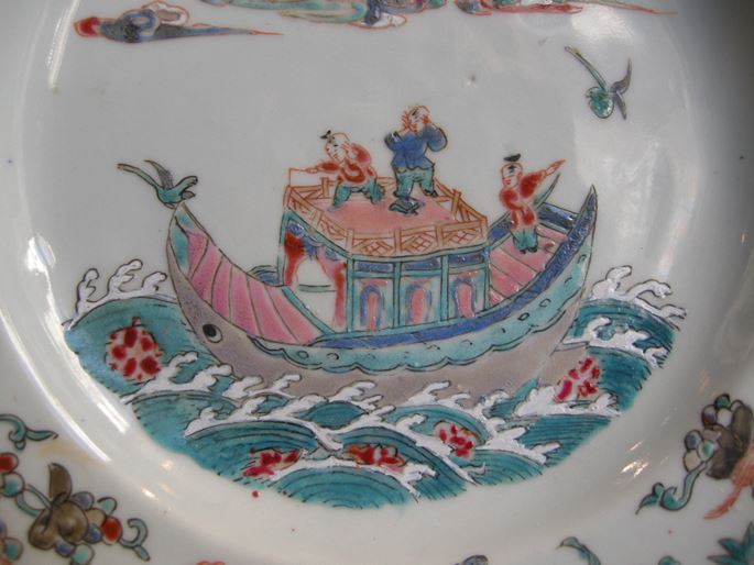 Plate decorated with enamels Famille Rose of three children on a boat | MasterArt